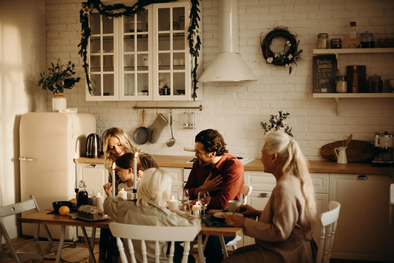 Une famille de plusieurs générations réunie autour de la table à la maison.